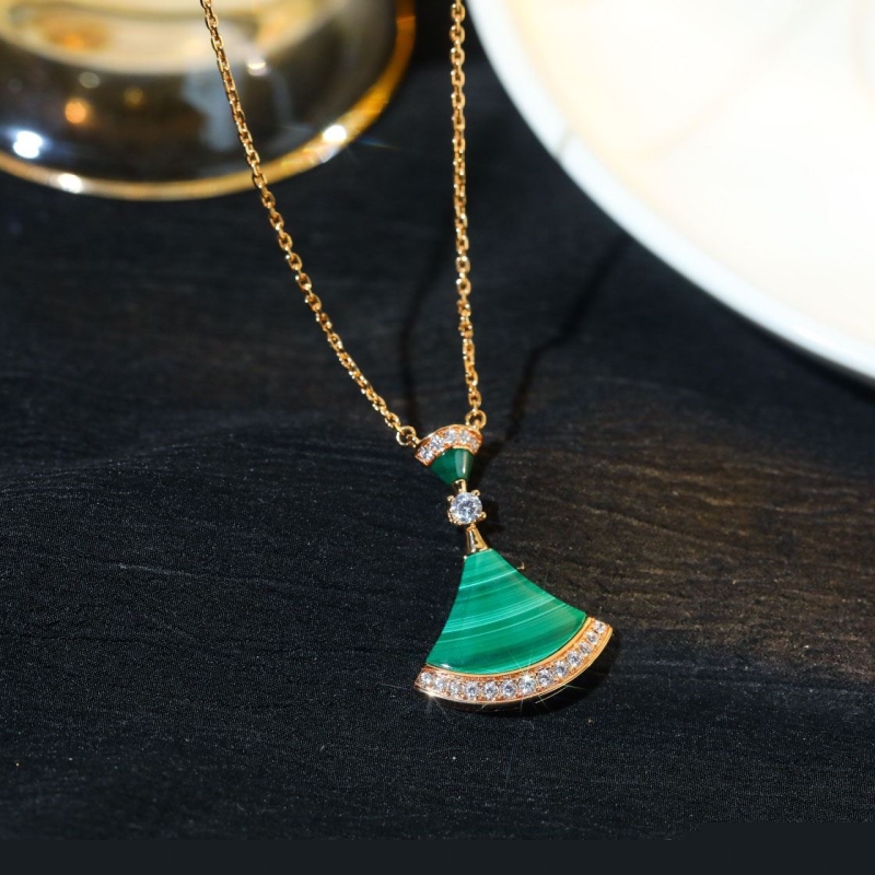 Bo*te*ga venenta necklaces